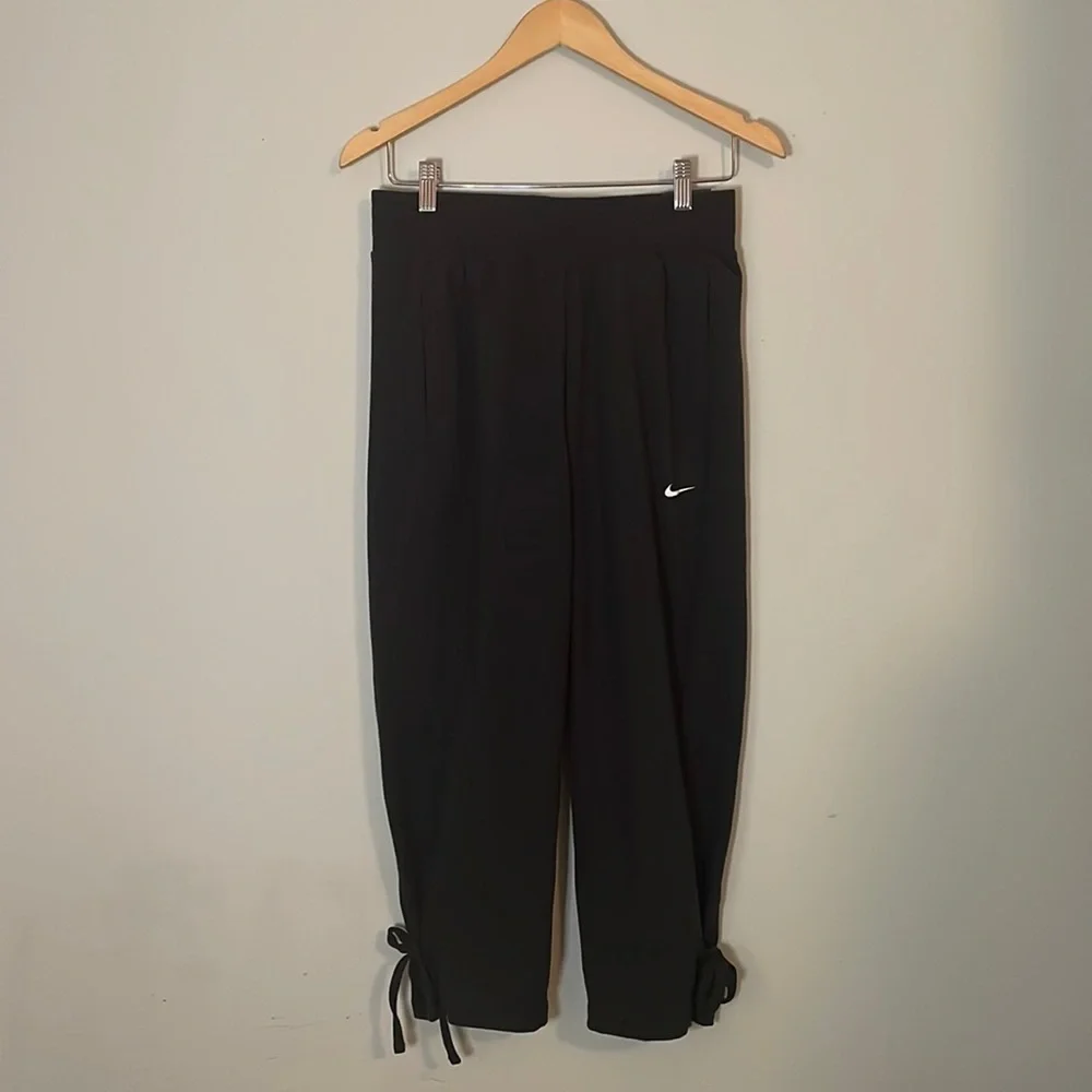 Nike Women's Yoga Crop Pants - New with tag - Picture 4 of 10